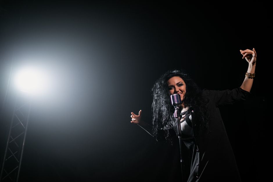 Artiest met microfoon in spotlicht