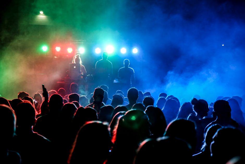 Publiek op een concert 's avonds