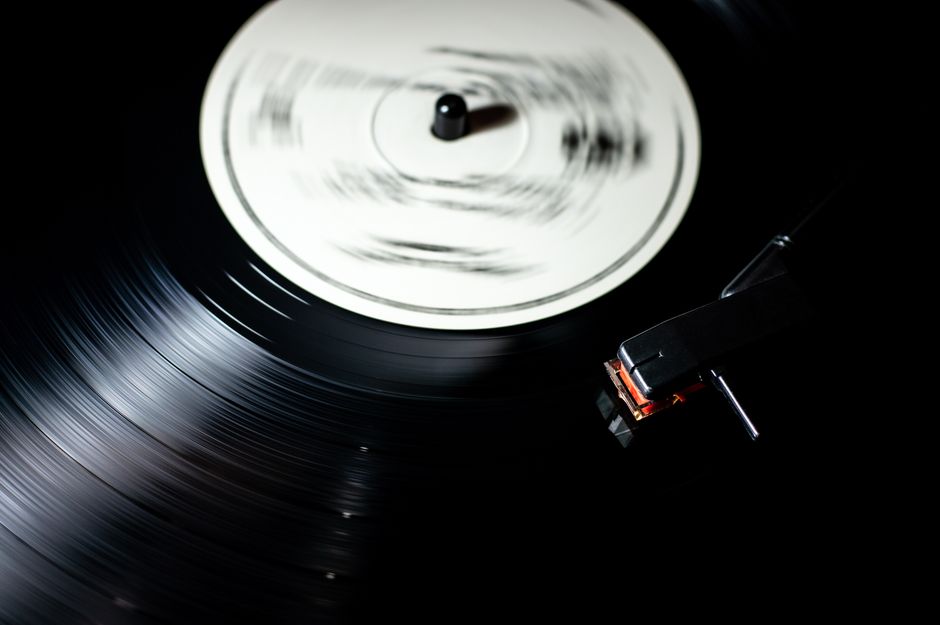 Vinylplaat die afspeelt